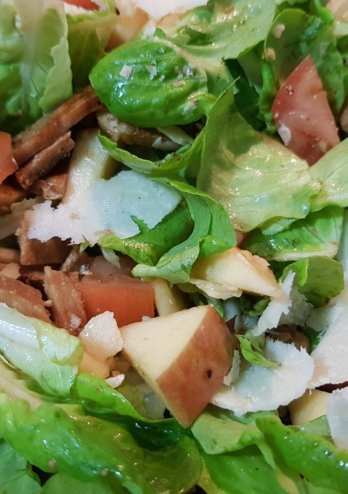A picture of Pork Salad with Apple.