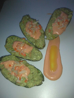 Una foto de Barquitas de aguacate y queso emmental