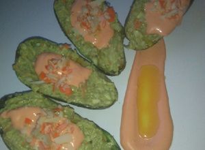 Una foto de Barquitas de aguacate y queso emmental