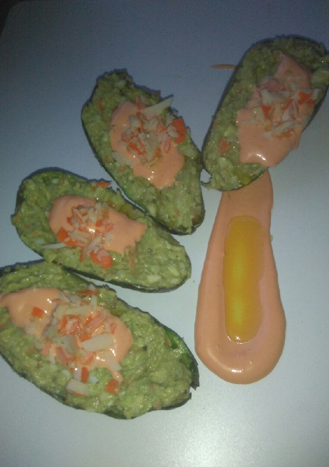 Una foto de Barquitas de aguacate y queso emmental