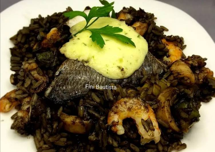 Arroz negro con dorada al horno