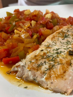 Una foto de Salmón a la plancha con verduras