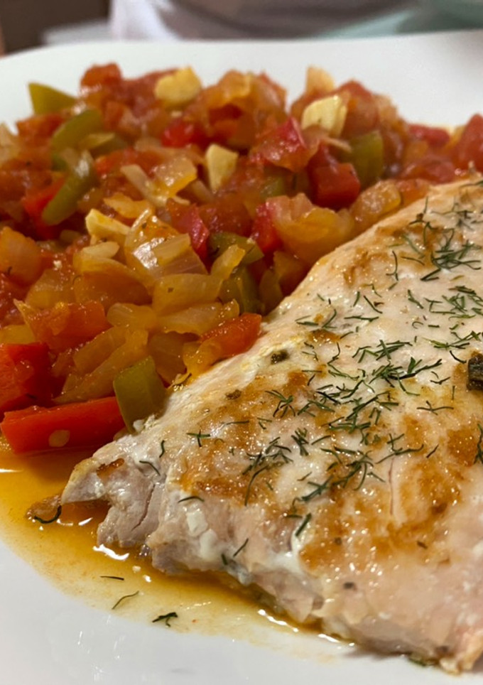 Una foto de Salmón a la plancha con verduras