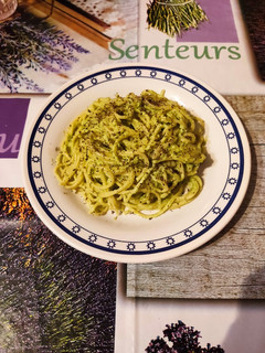 Una foto de Espaguetis al pesto de brócoli con estragón