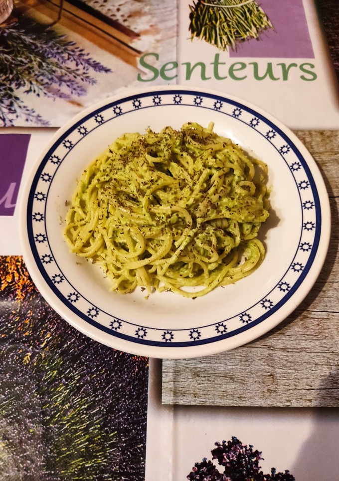 Una foto de Espaguetis al pesto de brócoli con estragón