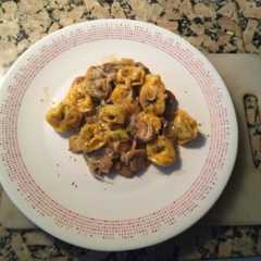 Una foto de Tortellini de espinaca y ricotta con salsa de champiñones