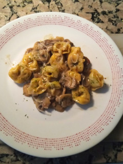 Una foto de Tortellini de espinaca y ricotta con salsa de champiñones