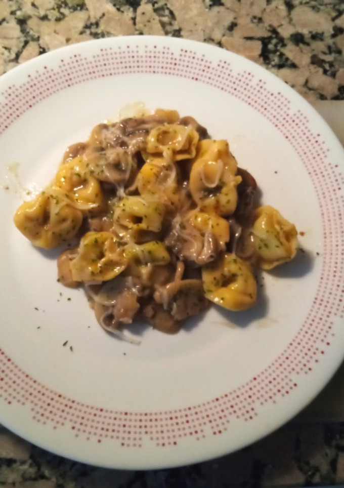 Una foto de Tortellini de espinaca y ricotta con salsa de champiñones