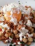 Ensalada de garbanzos con huevo poché