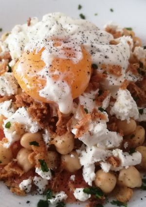 Una foto de Ensalada de garbanzos con huevo poché