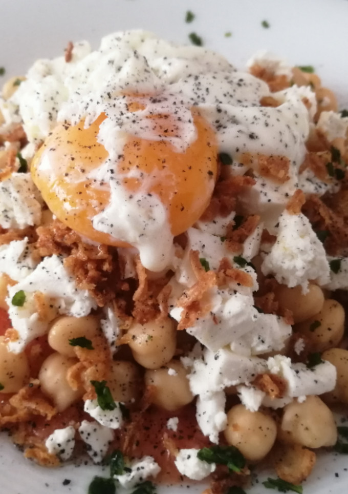 Una foto de Ensalada de garbanzos con huevo poché