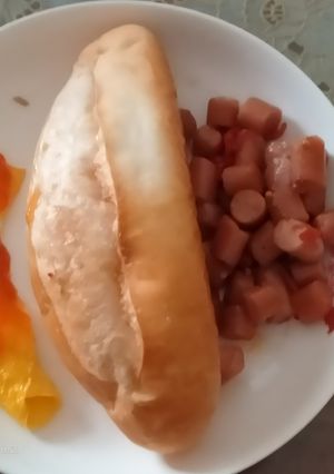 Hình của món Ăn vặt:bánh mì với xúc xích và trứng.