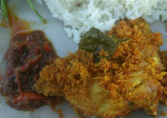 Ayam goreng lengkuas (lalapan plus sambel terasi)