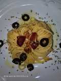 Spaguetini con ajoaceite, cayenas y tocineta