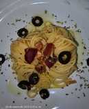 Spaguetini con ajoaceite, cayenas y tocineta