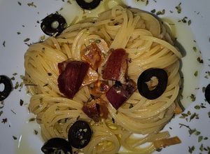 Una foto de Spaguetini con ajoaceite, cayenas y tocineta