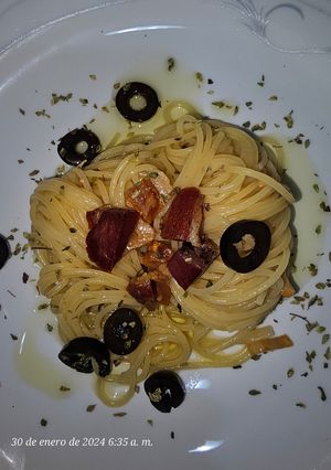 Una foto de Spaguetini con ajoaceite, cayenas y tocineta
