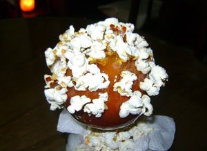 Una foto de Manzanas caramelizadas con pochoclos (palomitas de maíz)