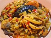 Una foto de paella con azafran