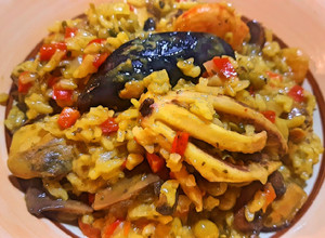 Una foto de Paella de mariscos con azafrán y cúrcuma