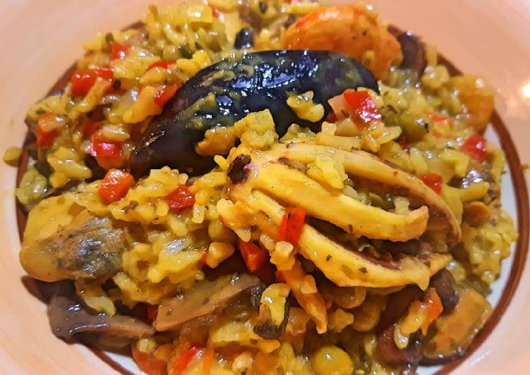 Paella de mariscos con azafrán y cúrcuma
