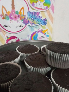 Una foto de CUPCAKES DE TRIPLE CHOCOLATE, MEZCLA DEL D1. (FÁCIL Y RÁPIDA)😋