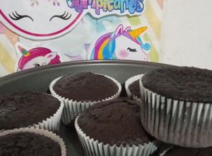 Una foto de CUPCAKES DE TRIPLE CHOCOLATE, MEZCLA DEL D1. (FÁCIL Y RÁPIDA)😋