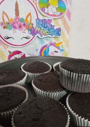 Una foto de CUPCAKES DE TRIPLE CHOCOLATE, MEZCLA DEL D1. (FÁCIL Y RÁPIDA)😋