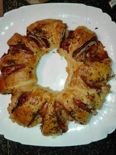 Una foto de Rosca de hojaldre con jamón york queso y beicon