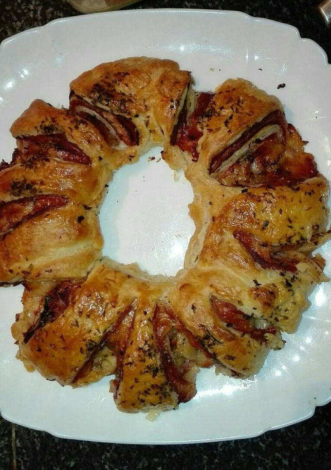 Una foto de Rosca de hojaldre con jamón york queso y beicon