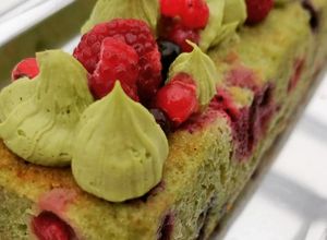 Une photo de Cake au thé matcha et framboises