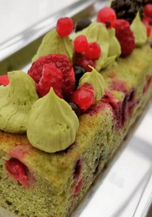 Une photo de Cake au thé matcha et framboises