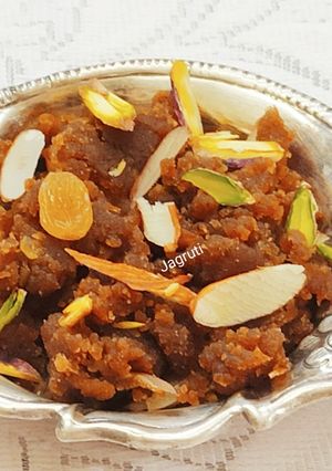 A picture of Atta Gud Halwa (Wheat Flour Jaggery Halwa) !!.