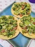 Tostadas de aguacate y pico de gallo