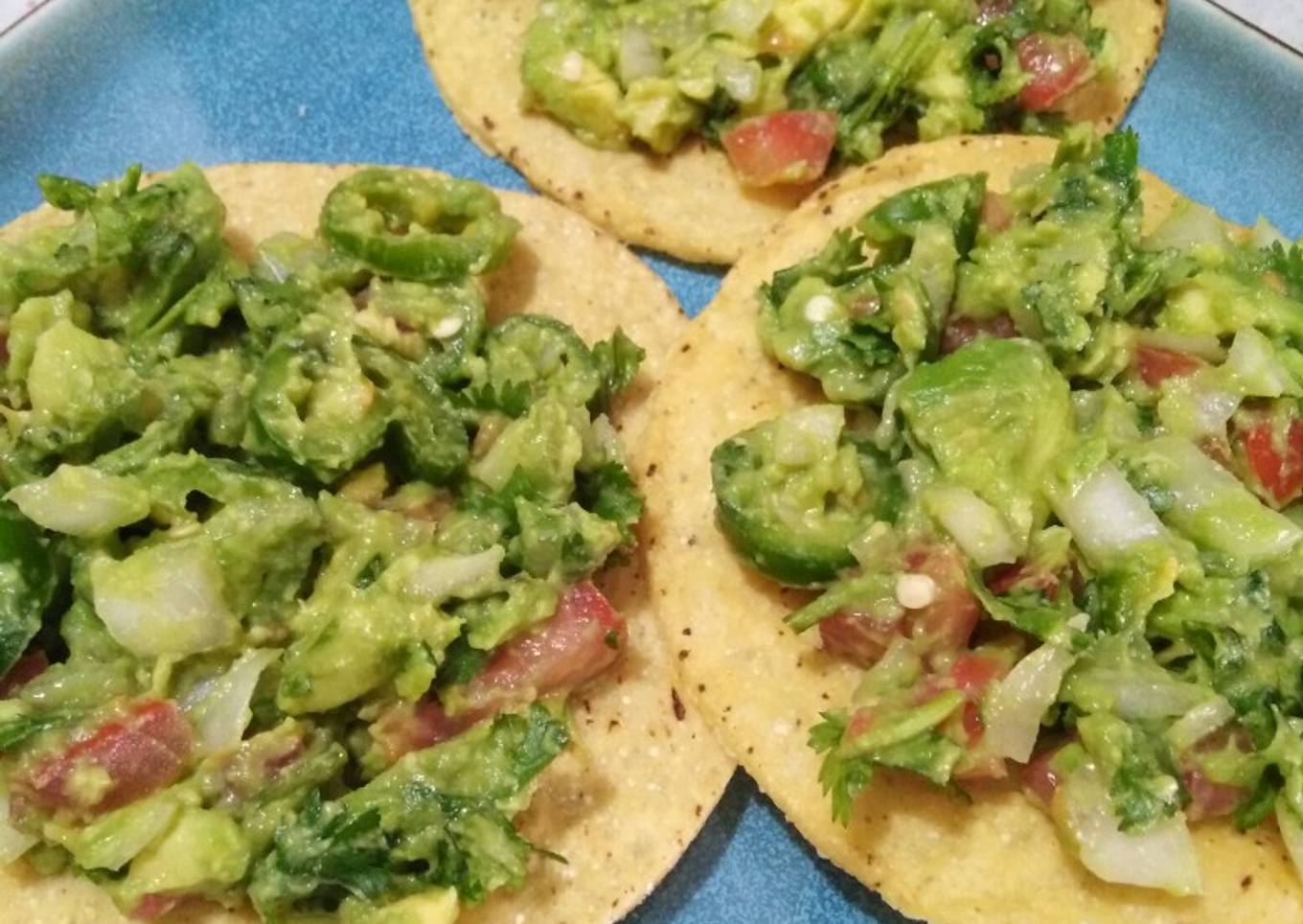 Tostadas de aguacate y pico de gallo