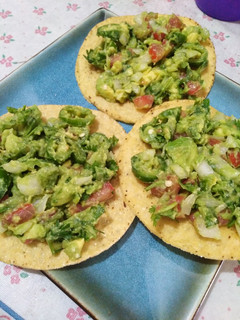 Una foto de Tostadas de aguacate y pico de gallo