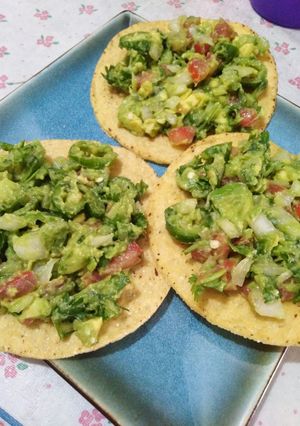 Una foto de Tostadas de aguacate y pico de gallo