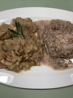 Una foto de Bacalao y patatas con salsa de coco, setas y frutos secos