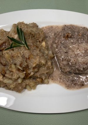 Una foto de Bacalao y patatas con salsa de coco, setas y frutos secos