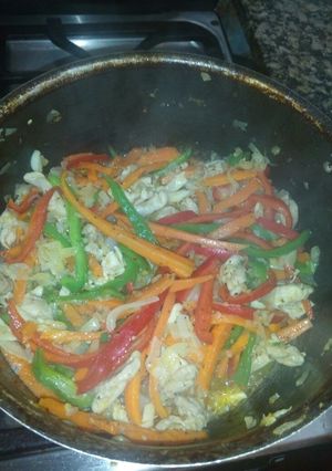 Una foto de Wok de pollo