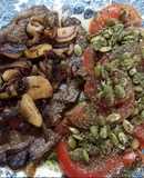 Bistec en pepitoria con tomate y pipas girasol