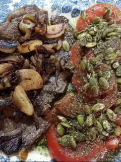 Una foto de Bistec en pepitoria con tomate y pipas girasol