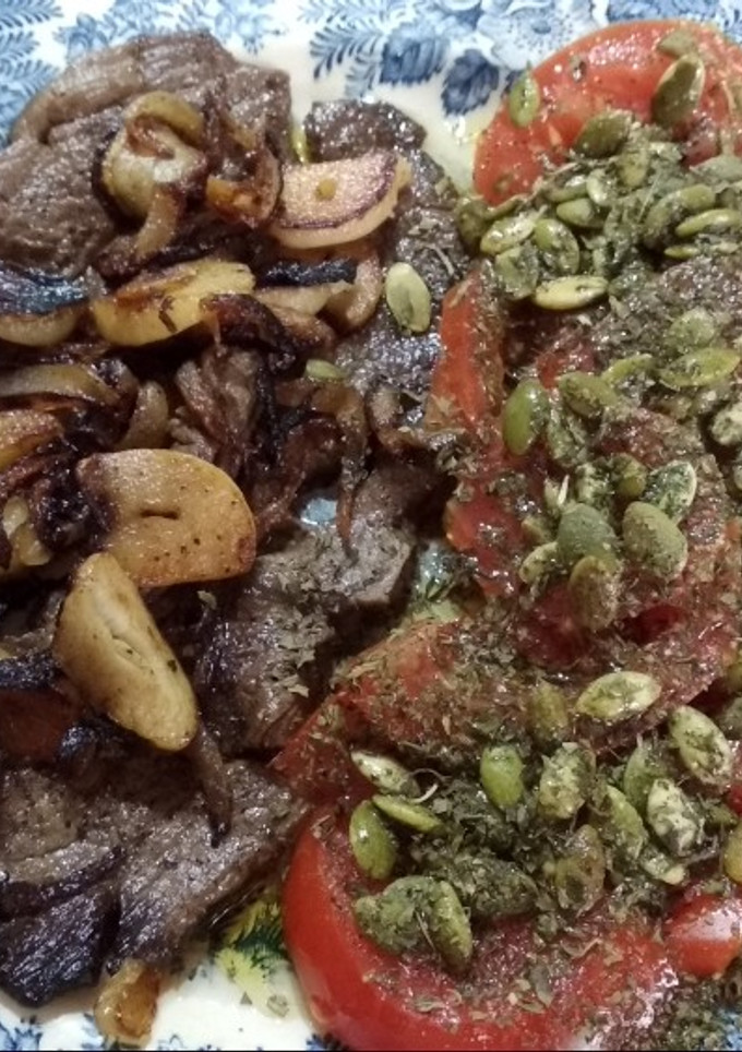 Una foto de Bistec en pepitoria con tomate y pipas girasol