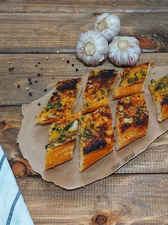 A picture of Roasted garlic bread.
