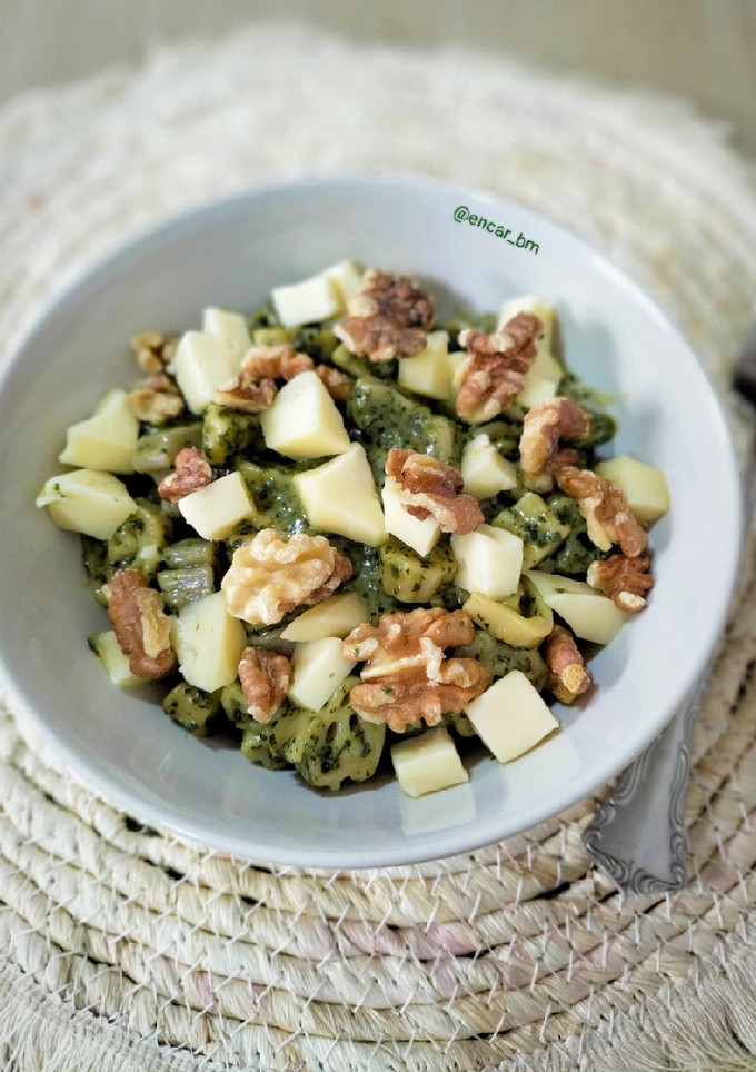 Una foto de Pasta Halloween con pesto, queso Arzúa-Ulloa y nueces