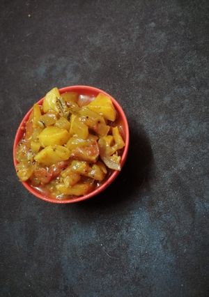 દુધી બટાકા નું શાક (Dudhi Bataka Shak Recipe In Gujarati) રેસીપી મુખ્ય ફોટો
