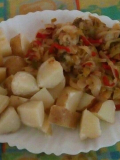 Una foto de Pollo encebollado con papas guisadas