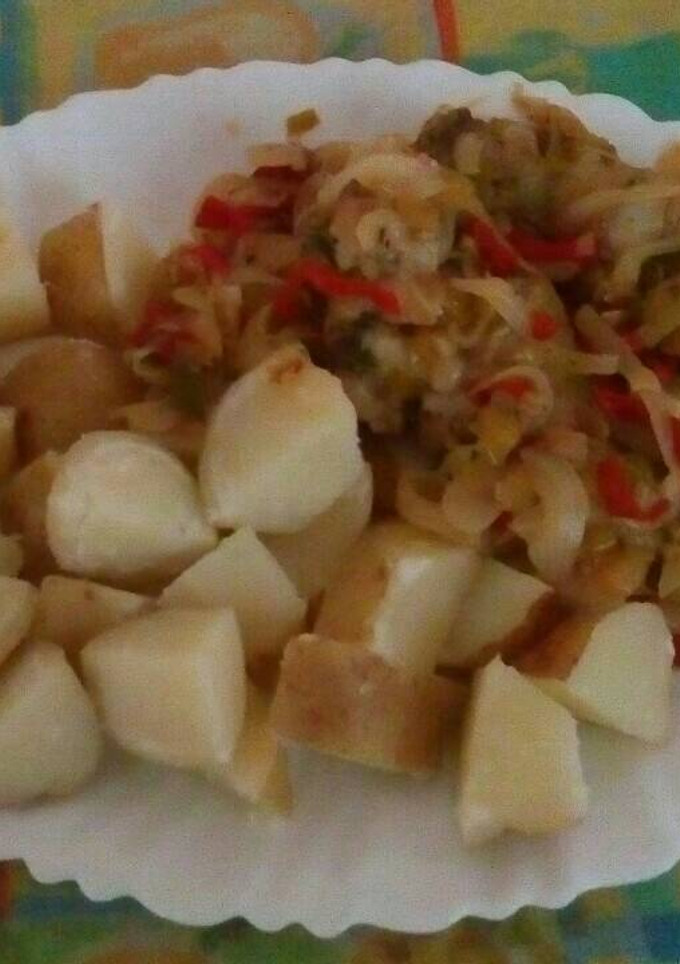 Una foto de Pollo encebollado con papas guisadas