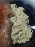Carne hervida con hierbas y fideos recalentados con ajo