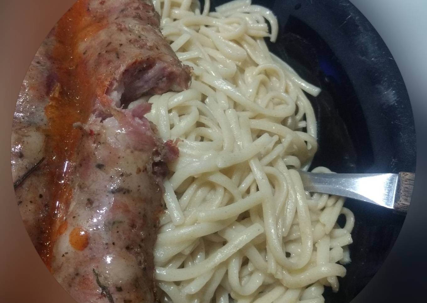 Carne hervida con hierbas y fideos recalentados con ajo